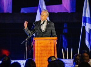 Amb. Michael Oren gave the keynote address at the Yom Ha'Shoah commemoration. (Photo by <a href="https://www.ethanrobertsphotos.com/" target="_blank" rel="noopener">Ethan Roberts Photography</a>)