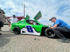 Tim Brockhouse (left) oversees the repair of Thomas Poretsky's car before practice laps at Elko Speedway. (Photo by Lonny Goldsmith/TC Jewfolk)
