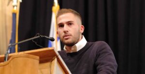 Ben Ribnick speaks at the Community Gathering Solidarity with Israel event at Beth El on Oct. 10, 2023 (Photo by Lev Gringauz/TC Jewfolk).