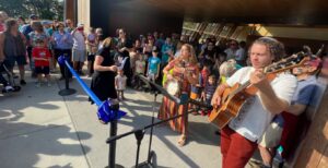 Temple Israel's clergy entertains the crowd before the ribbon cutting at Camp TEKO's new Discovery Center. (Photo by Lonny Goldsmith/TC Jewfolk).