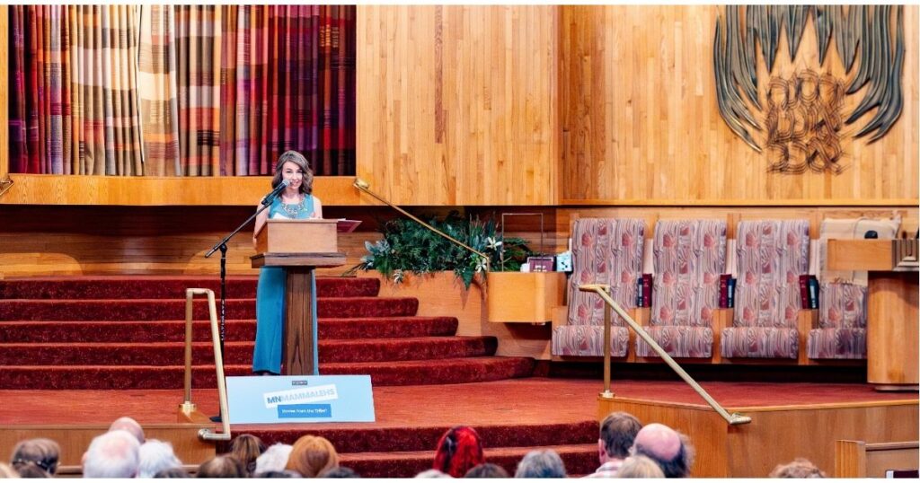 Storyteller Janessa Prawer at MN Mammalehs: Stories From The Tribe. (Photo by Ethan Roberts Photography).