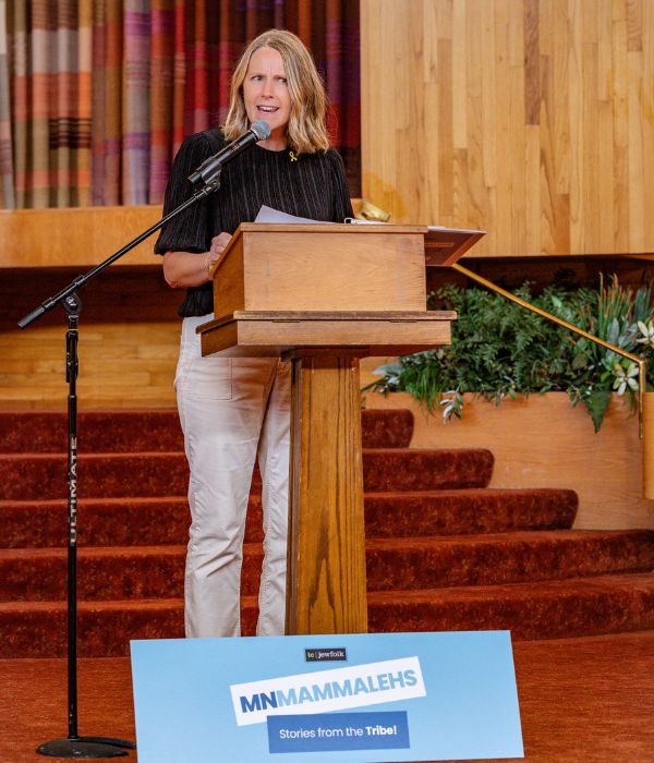  Laura Zimmermann, cast member of TC Jewfolk’s Minnesota Mammalehs: Stories from the Tribe show in 2024.(Ethan Roberts Photography)