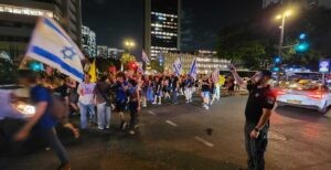 Protestors in Tel Aviv oppose the war in Gaza and call for the freeing of the remaining hostages on Aug. 7, 2025 (Genevieve Parker/TC Jewfolk)