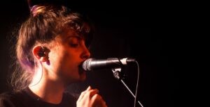 Noga Erez sings at a concert at the Karlstorbahnhof in Heidelberg, Germany (Photo by Michael Lamertz/Creative Commons)