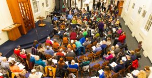 A full house for services at Shir Tikvah (Courtesy/Nicolás Jaramillo of Nigoja Productions).