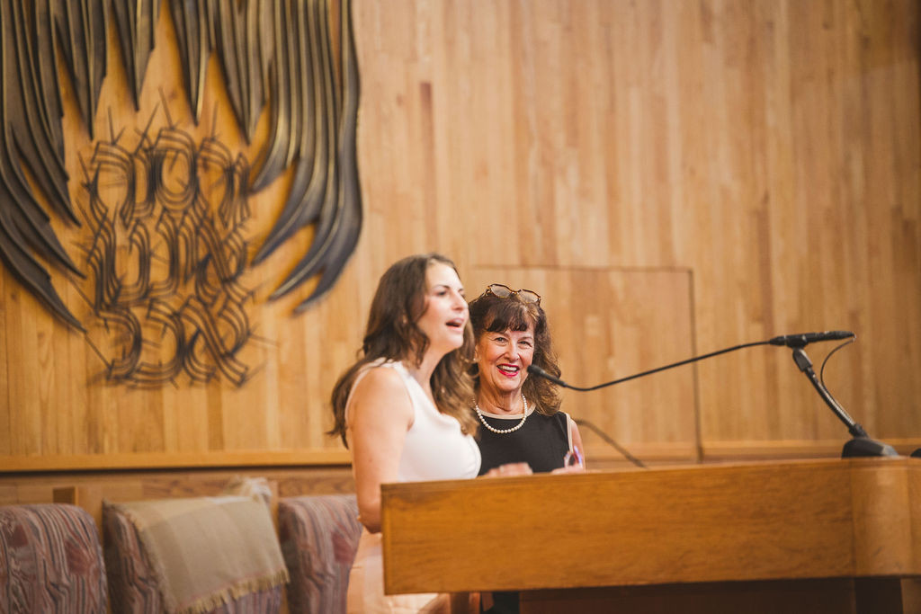 Emcee Jordana Green introduces storyteller Linda Fiterman.